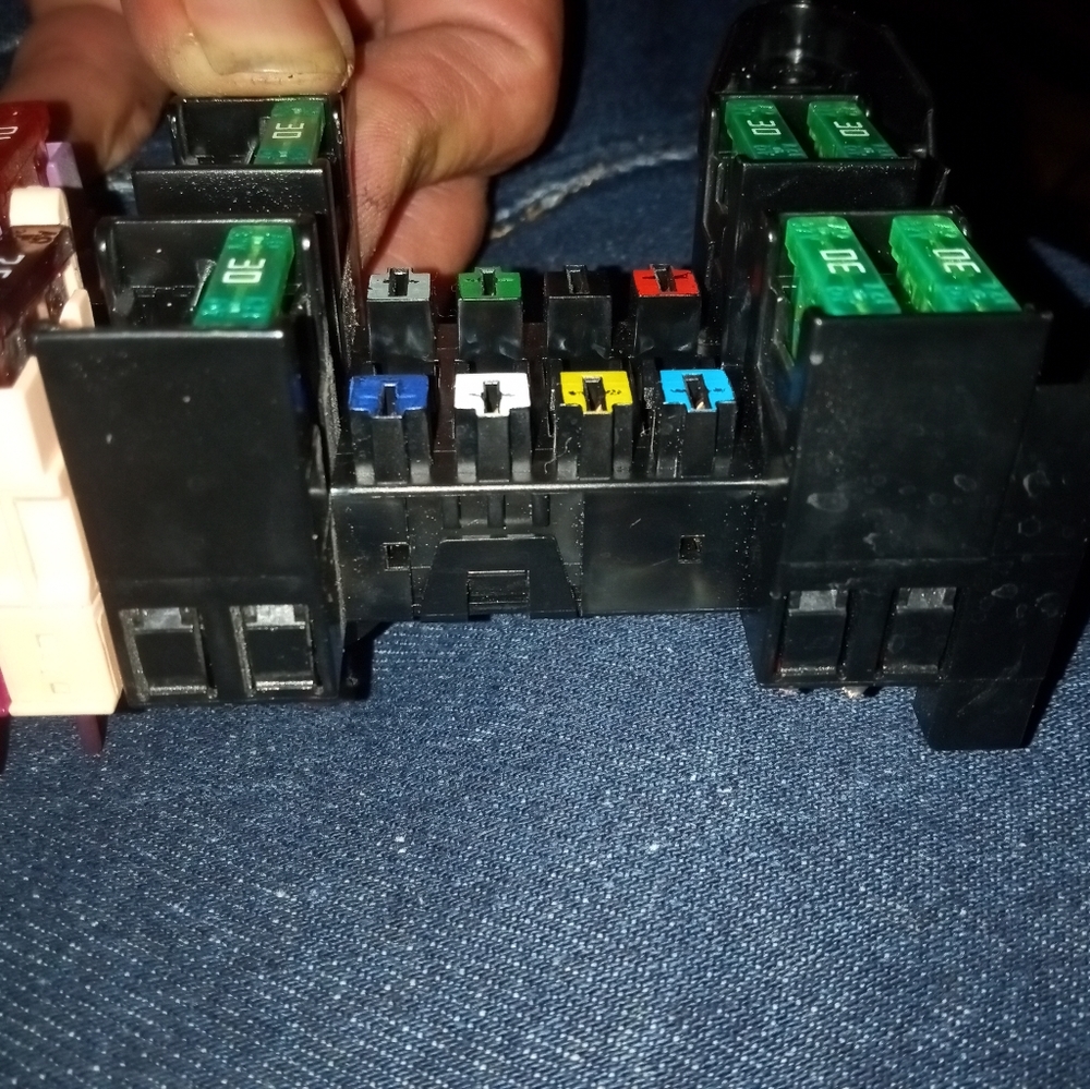 Mercedes fusebox - Picture 2 of 3